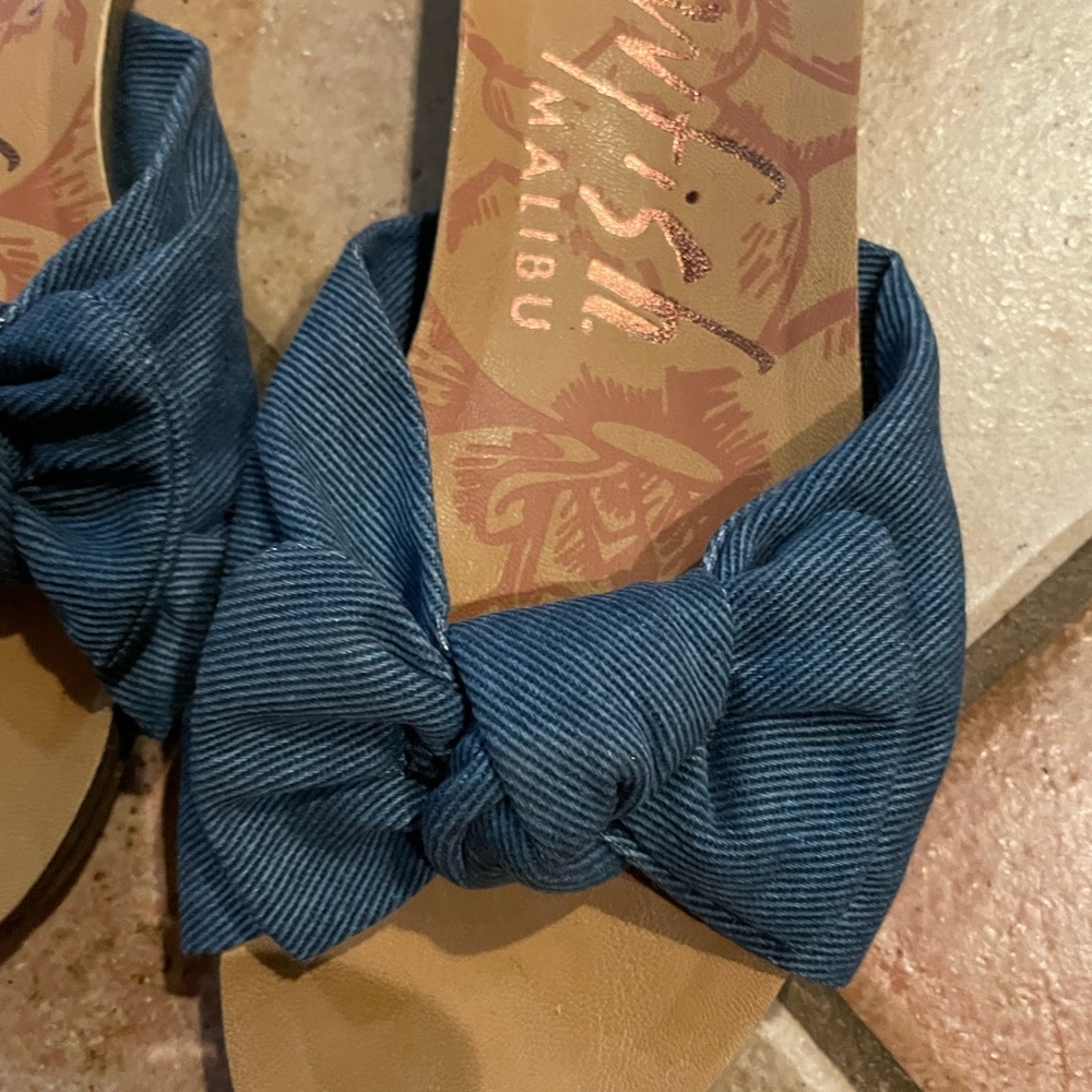 Flat sandal with bow accent
